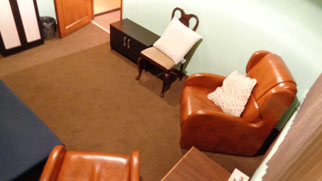 Почасовая аренда зеленого кабинета с коричневыми креслами в 410 офисе